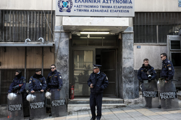Ανθρωποκυνηγητό για εντοπισμό «δράκου» στα Εξάρχεια – «Ακούσαμε φωνές και ουρλιαχτά», τι λένε αυτόπτες μάρτυρες