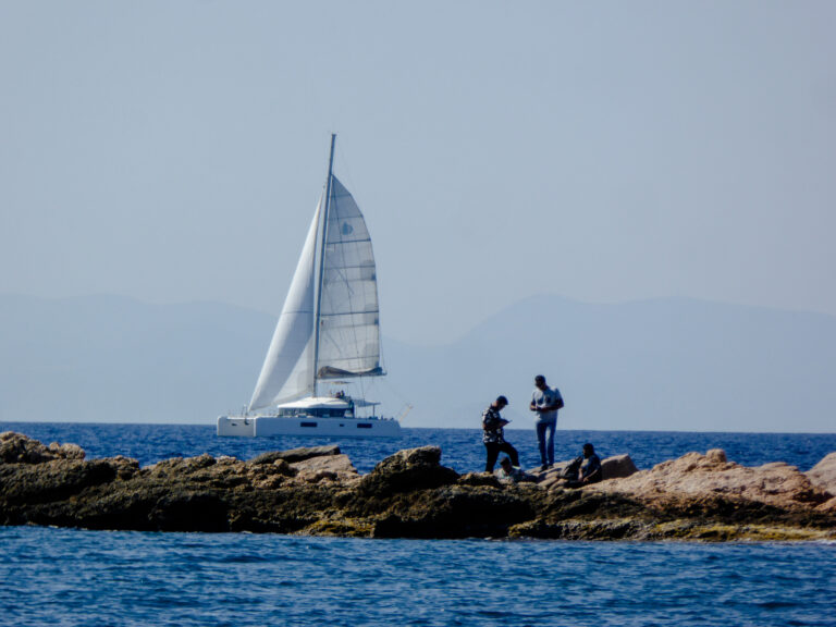 Απαγόρευση λήψης θαλάσσιου λουτρού, αγκυροβολίας ή διέλευσης σκαφών την Κυριακή σε περιοχές του Σαρωνικού λόγω αγώνων του Ναυτικού Ομίλου Βουλιαγμένης