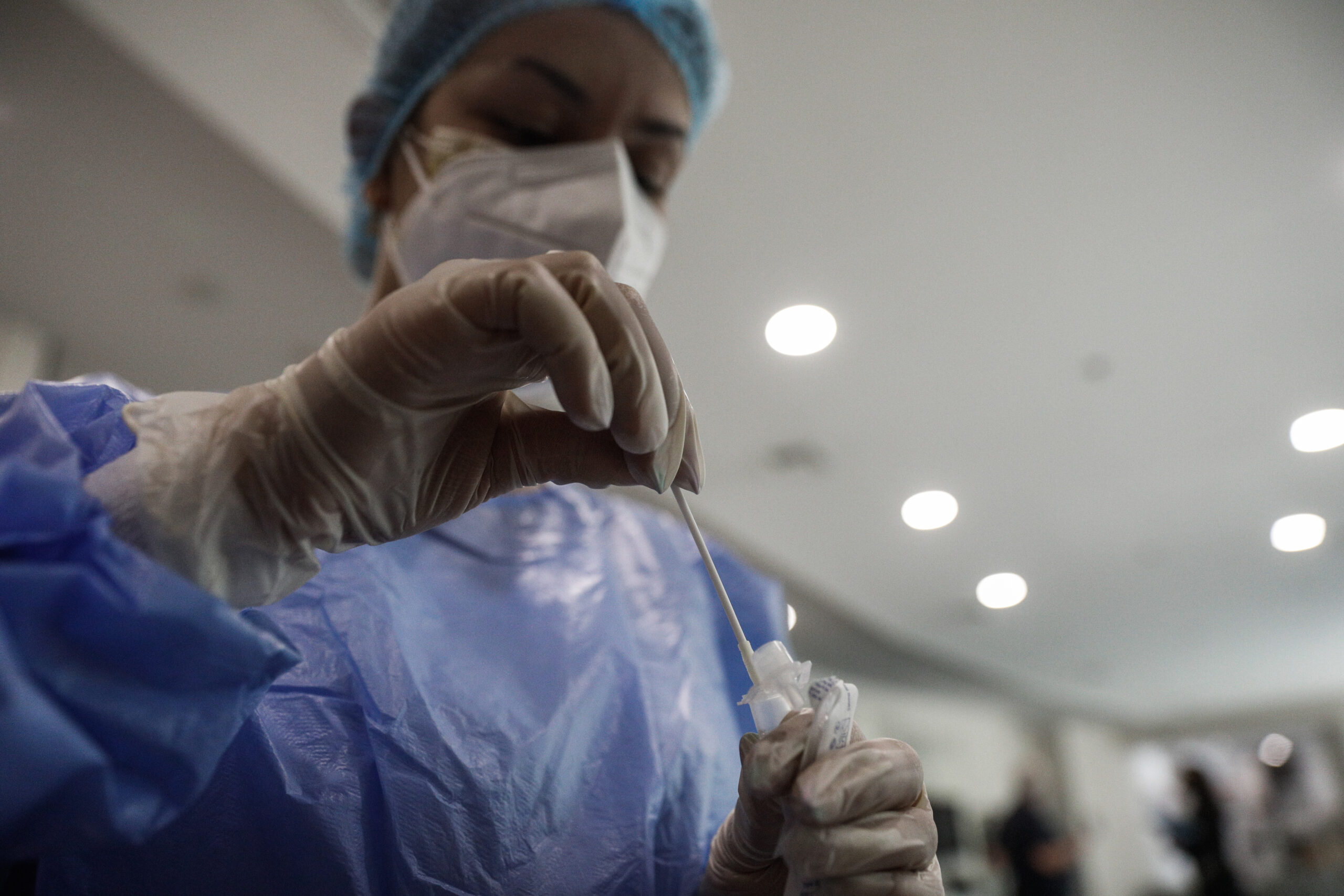 Κορονοϊός: Σύσταση για μάσκα σε κλειστούς χώρους, νοσοκομεία και ΜΜΜ – Περίπου 200 εισαγωγές ημερησίως