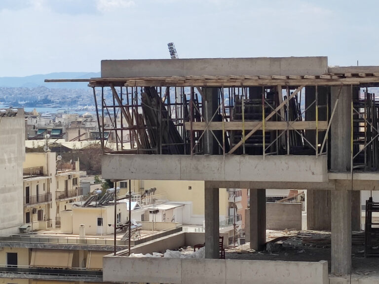 Εξαρθρώθηκε εγκληματική ομάδα που έκλεβε υλικά από οικοδομές – Τα μετέφεραν με φορτηγά και νεκροφόρα