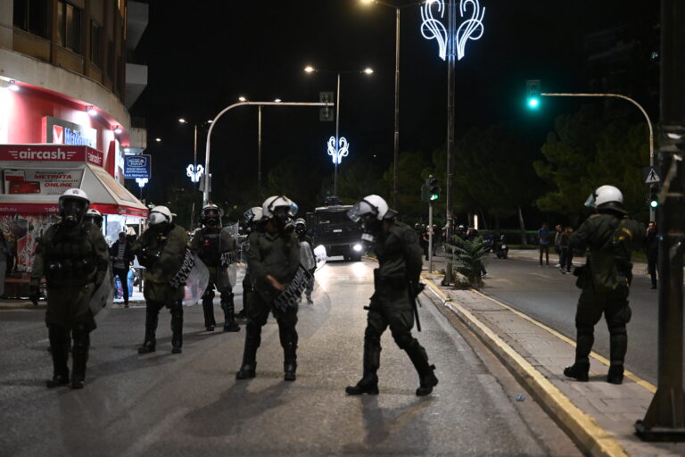 Ανακοίνωση της ΕΛ.ΑΣ. για τις χθεσινές συγκεντρώσεις σε περιοχές της Αθήνας – Έρευνα για το βίντεο που δείχνει αστυνομικούς να χτυπάνε πολίτη