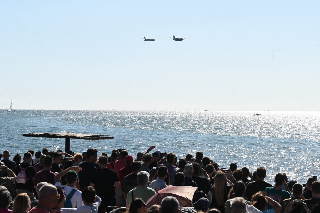 Εντυπωσίασαν οι πιλότοι της πολεμικής αεροπορίας στην επίδειξη στον Φλοίσβο (Φωτογραφίες-Βίντεο)