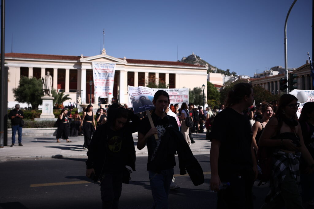 Φόρος τιμής στα παιδιά που σκοτώθηκαν στη Γάζα από μαθητές και φοιτητές στο Σύνταγμα