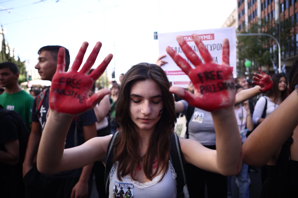 Φόρος τιμής στα παιδιά που σκοτώθηκαν στη Γάζα από μαθητές και φοιτητές στο Σύνταγμα