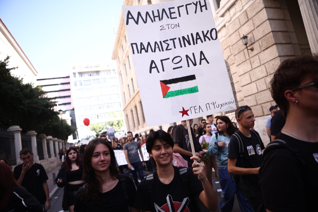 Φόρος τιμής στα παιδιά που σκοτώθηκαν στη Γάζα από μαθητές και φοιτητές στο Σύνταγμα