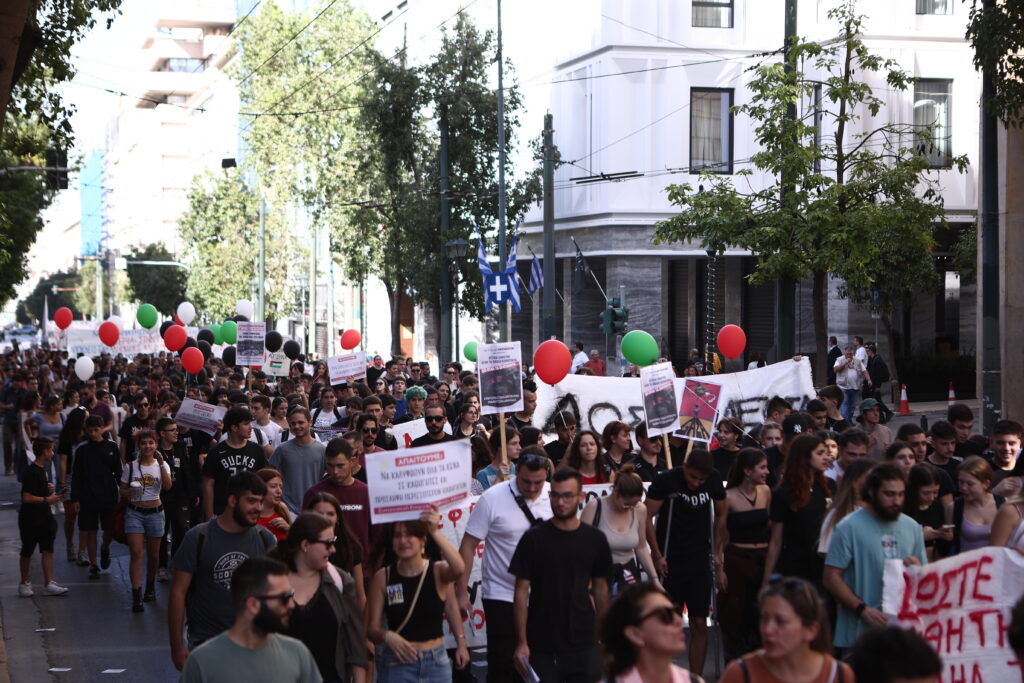 Φόρος τιμής στα παιδιά που σκοτώθηκαν στη Γάζα από μαθητές και φοιτητές στο Σύνταγμα