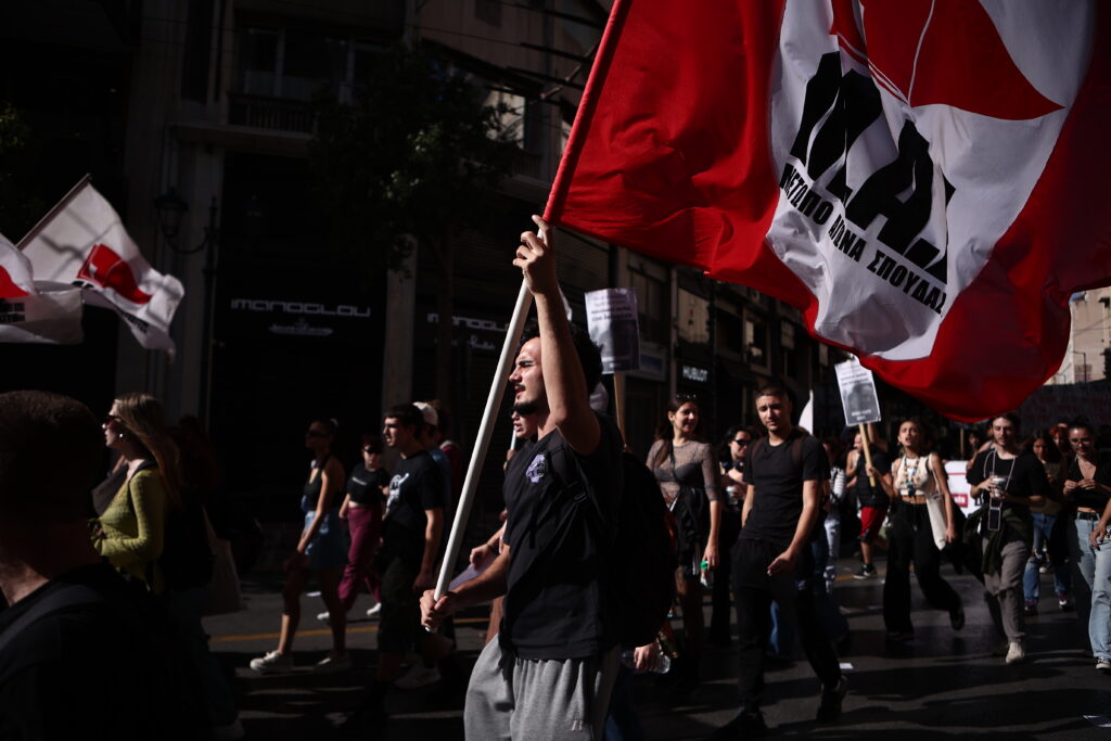 Φόρος τιμής στα παιδιά που σκοτώθηκαν στη Γάζα από μαθητές και φοιτητές στο Σύνταγμα