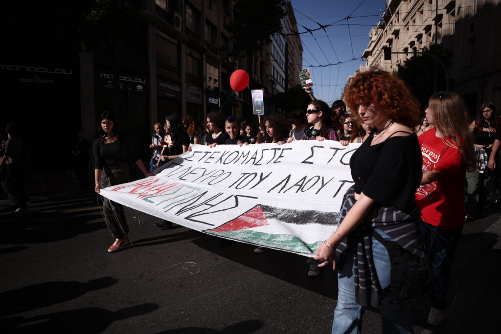 Φόρος τιμής στα παιδιά που σκοτώθηκαν στη Γάζα από μαθητές και φοιτητές στο Σύνταγμα