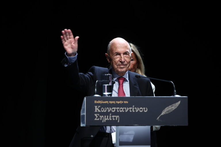 Kώστας Σημίτης: «Παρά τα εμπόδια, δεν πρέπει να διστάζουμε – Να συνεισφέρουμε χωρίς δισταγμούς»