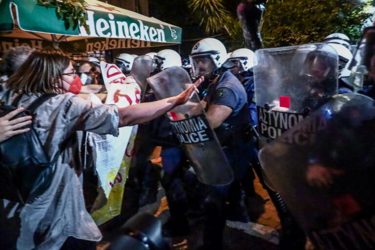 Εξάρχεια: Μικροένταση και φωτιές σε κάδους μετά την πορεία για το Μετρό