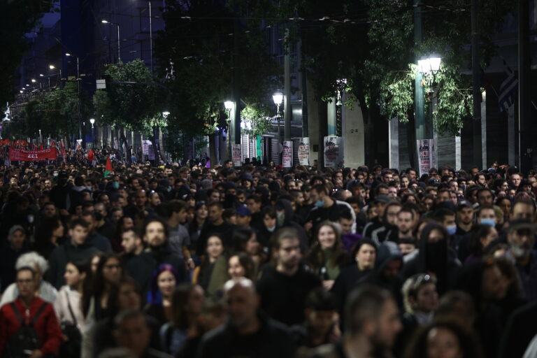 50 χρόνια Πολυτεχνείο: «Φυγαδεύτηκε», η αιματοβαμμένη σημαία όπως επιβάλλει το τελετουργικό – Live
