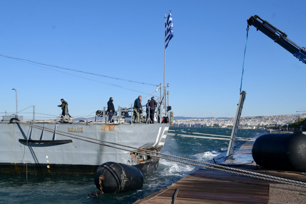Θεσσαλονίκη: Σε εξέλιξη η καταγραφή των ζημιών στο αντιτορπιλικό «Βέλος» από τους ανέμους – Καρέ καρέ η επιχείρηση (video)