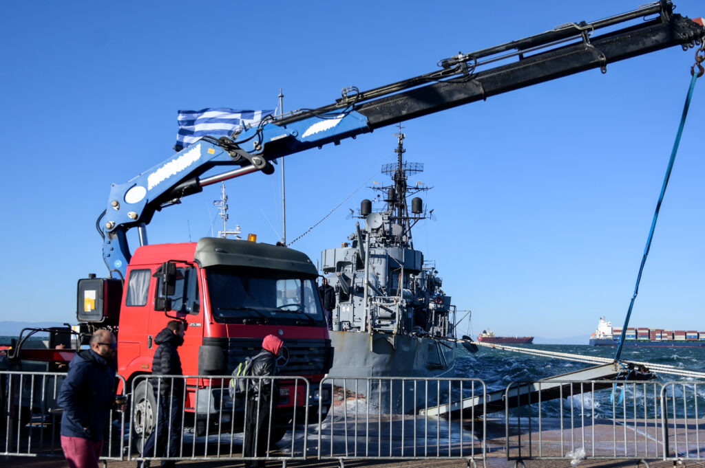 Θεσσαλονίκη: Σε εξέλιξη η καταγραφή των ζημιών στο αντιτορπιλικό «Βέλος» από τους ανέμους – Καρέ καρέ η επιχείρηση (video)