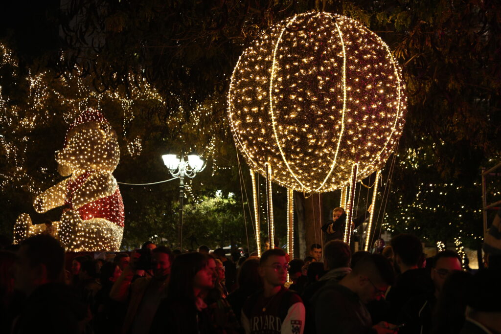 Άρωμα Χριστουγέννων στην Αθήνα: Φωταγωγήθηκε υπό βροχή το έλατο στην Πλατεία Συντάγματος