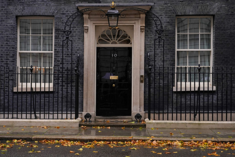 Για ψηφοθηρικές περικοπές φόρων επιμένει ο βρετανικός Τύπος – Εικασίες για πρόωρες γενικές εκλογές την άνοιξη