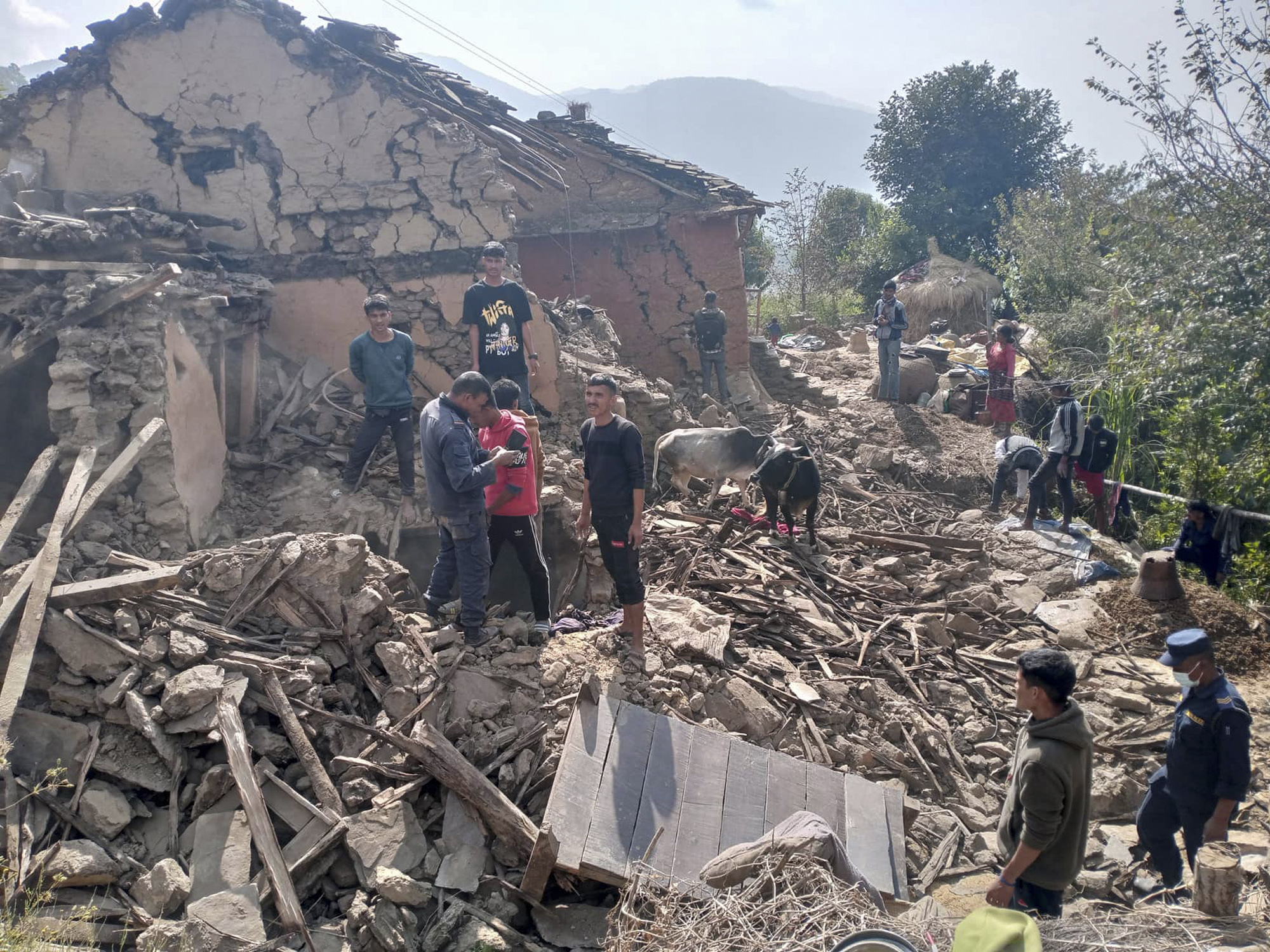 Nepal: At least 128 people were killed by a powerful earthquake – and it was felt as far as New Delhi