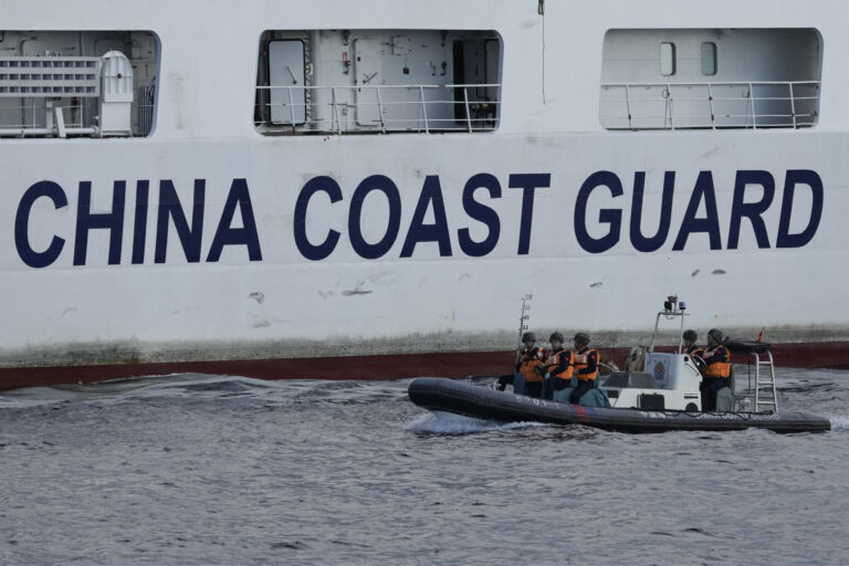 Κίνα και Φιλιππίνες αναζητούν τρόπους αποκλιμάκωσης της έντασης στη Νότια Σινική Θάλασσα