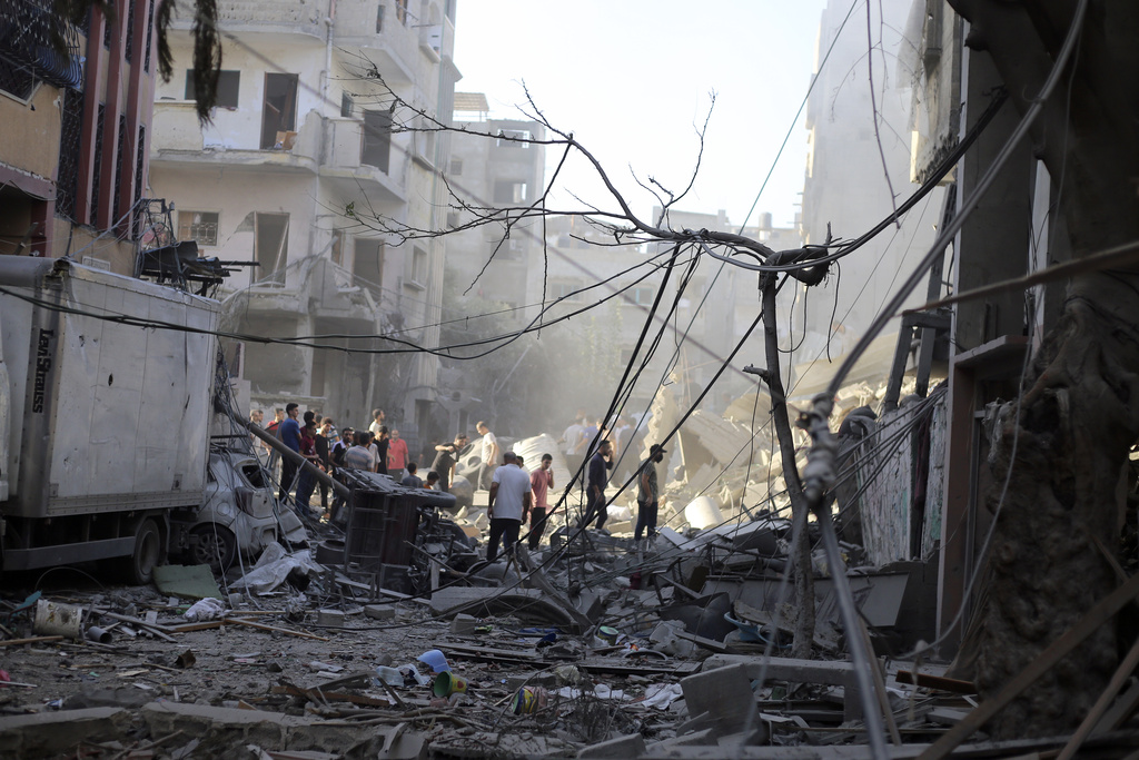 Το Ισραήλ εντείνει τις επιδρομές στη Γάζα – Διπλωματικός μαραθώνιος για να μην επεκταθεί ο πόλεμος