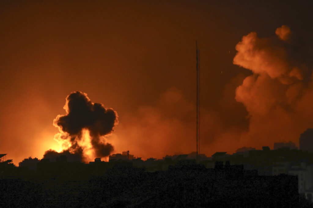 Κομμένη στα δύο η Λωρίδα της Γάζας – Έκοψαν τηλέφωνα και ίντερνετ οι ισραηλινοί, ολονύχτιες μάχες
