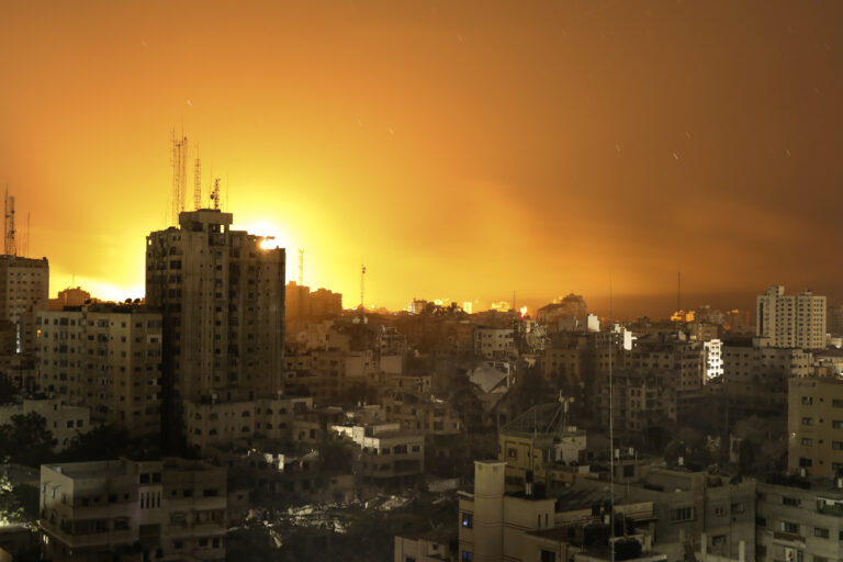 Κομμένη στα δύο η Λωρίδα της Γάζας – Έκοψαν τηλέφωνα και ίντερνετ οι ισραηλινοί, ολονύχτιες μάχες