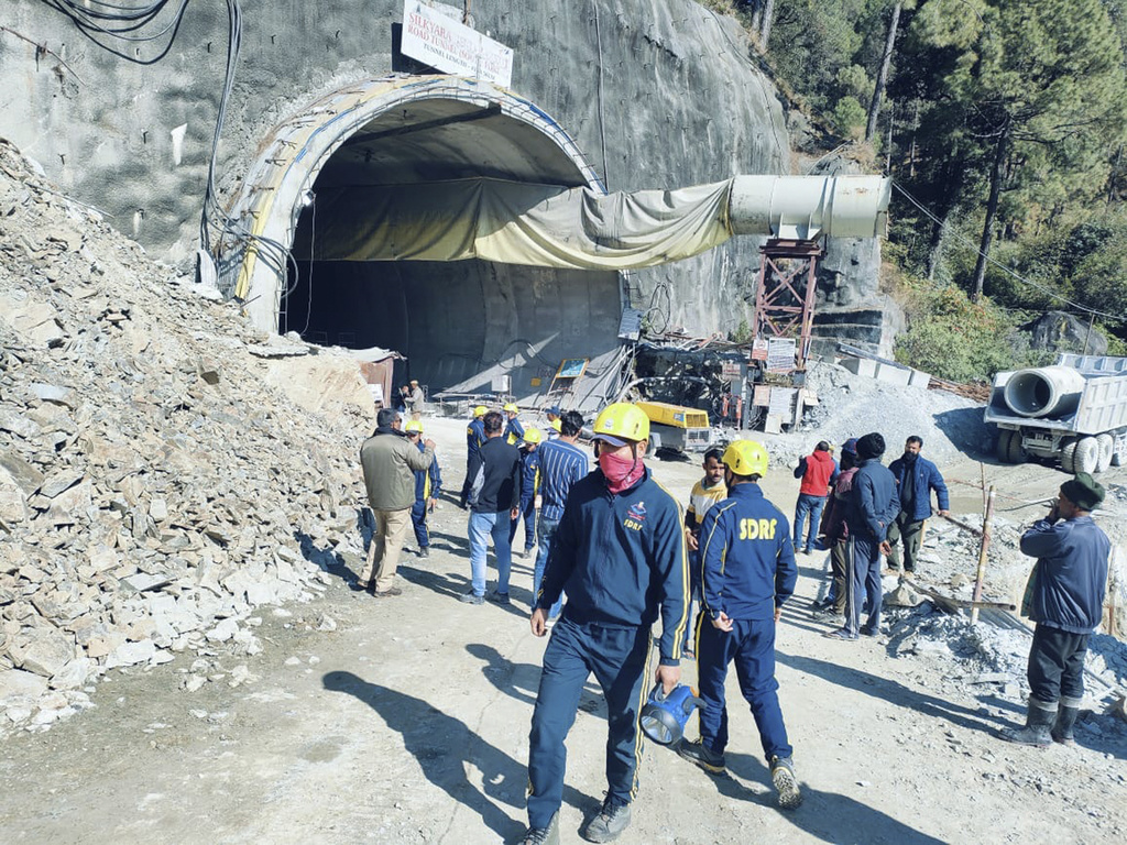 Ινδία: Για 4η ημέρα εγκλωβισμένοι 40 εργάτες στα ερείπια σήραγγας που κατέρρευσε – Είναι καλά στην υγεία τους