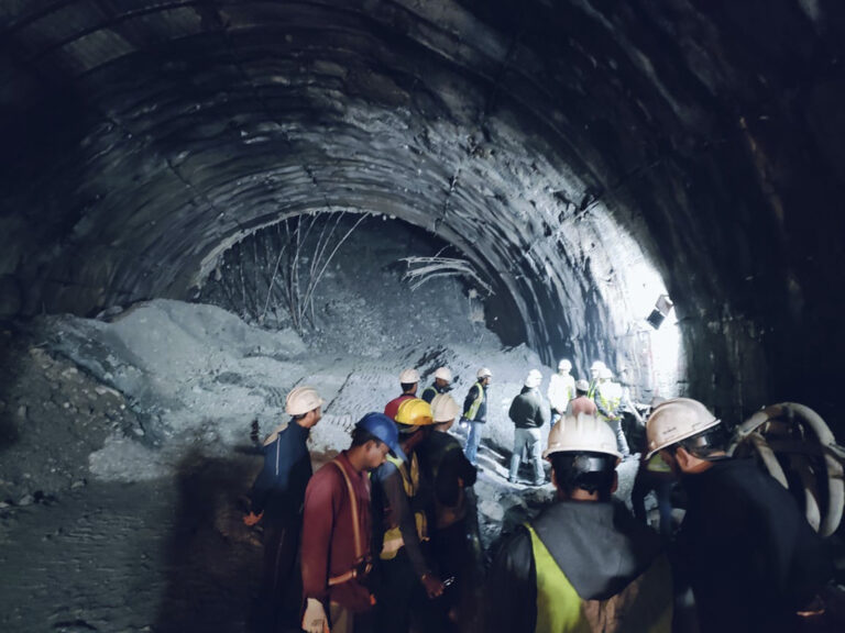 Ινδία: Για 4η ημέρα εγκλωβισμένοι 40 εργάτες στα ερείπια σήραγγας που κατέρρευσε – Είναι καλά στην υγεία τους