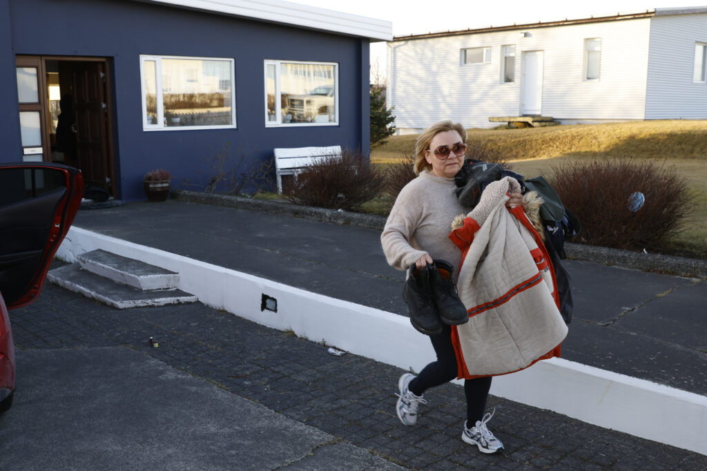 Συναγερμός στην Ισλανδία – Hφαίστειο «βρυχάται»: 900 σεισμικές δονήσεις σε ένα 24ωρο – Δρόμοι ανοίγουν και αναδύονται ατμοί (video)