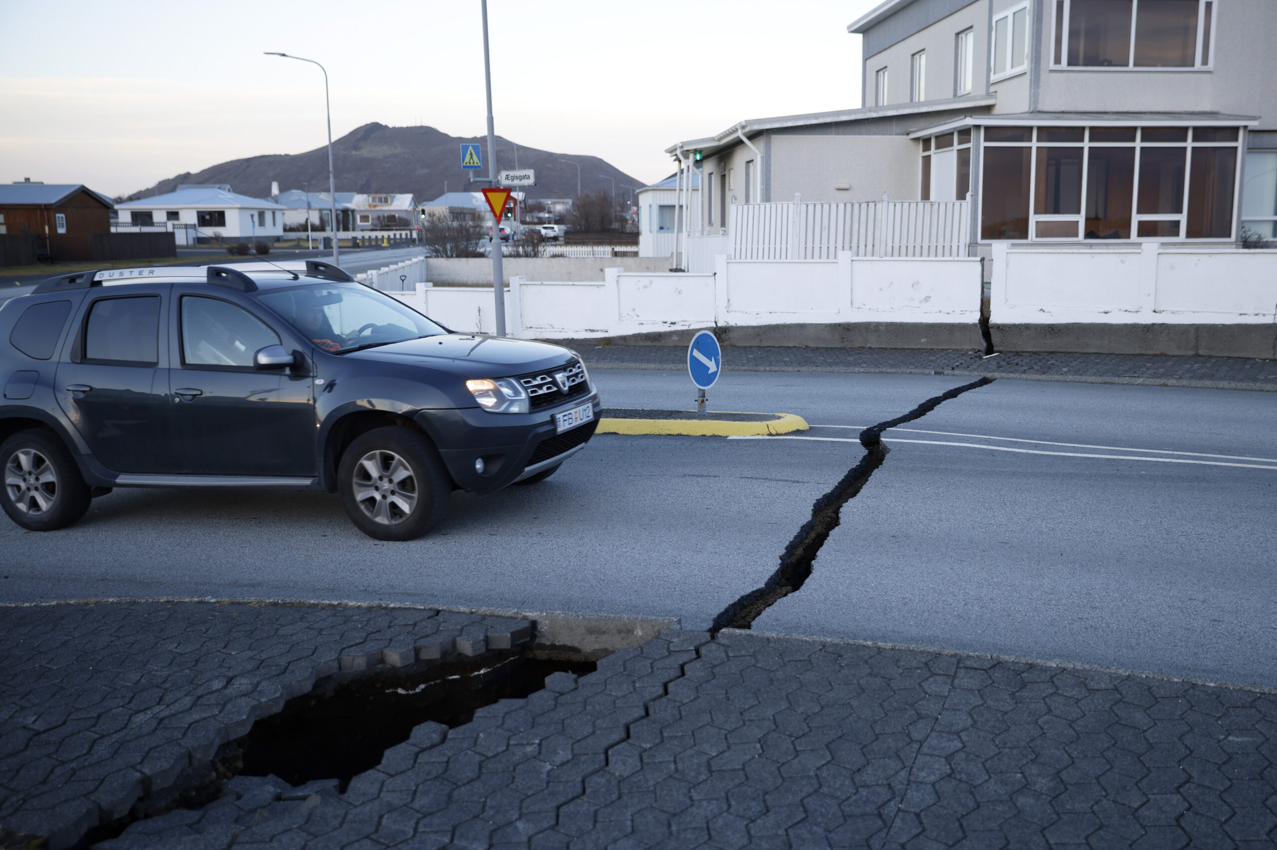 Συναγερμός για την Ισλανδία για το ενδεχόμενο ισχυρής ηφαιστειακής έκρηξης – 900 σεισμικές δονήσεις την Δευτέρα και δρόμοι κομμένοι στα δύο