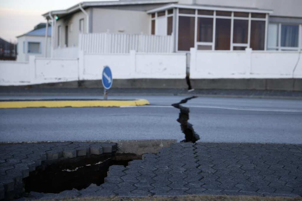 Συναγερμός στην Ισλανδία – Hφαίστειο «βρυχάται»: 900 σεισμικές δονήσεις σε ένα 24ωρο – Δρόμοι ανοίγουν και αναδύονται ατμοί (video)