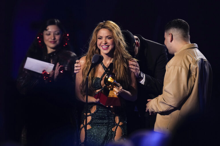 Latin Grammys: Μεγάλη νικήτρια της βραδιάς η Σακίρα – «Αφιερώνω το βραβείο στα παιδιά μου, τους υποσχέθηκα να είμαι χαρούμενη»
