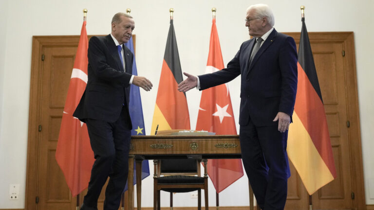 Στο Βερολίνο ο Ερντογάν – Στην κορυφή της ατζέντας Μέση Ανατολή, μεταναστευτικό και Eurofighter