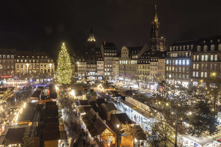 Στρασβούργο: Φωταγωγήθηκε το χριστουγεννιάτικο δέντρο σε μια από τις παλαιότερες και μεγαλύτερες αγορές της Ευρώπης