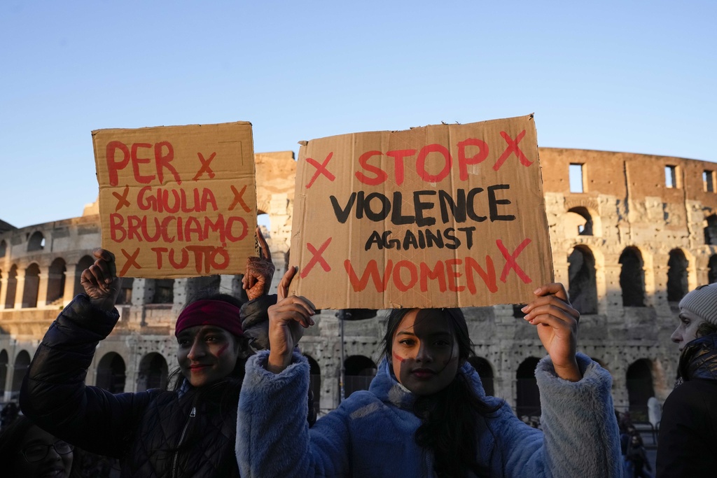Ρώμη: Μεγάλη διαμαρτυρία για την εξάλειψη της βίας κατά των γυναικών – Τζόρτζια Μελόνι: Νόμοι και θεσμοί υπάρχουν