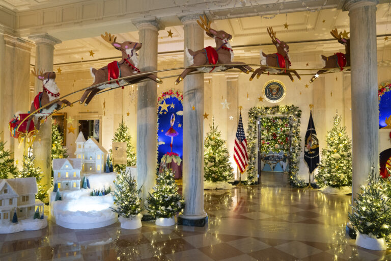 Παραμυθένιο σκηνικό στον Λευκό Οίκο: Στολίστηκε με 98 χριστουγεννιάτικα δέντρα και σχεδόν 34.000 στολίδια (εικόνες)