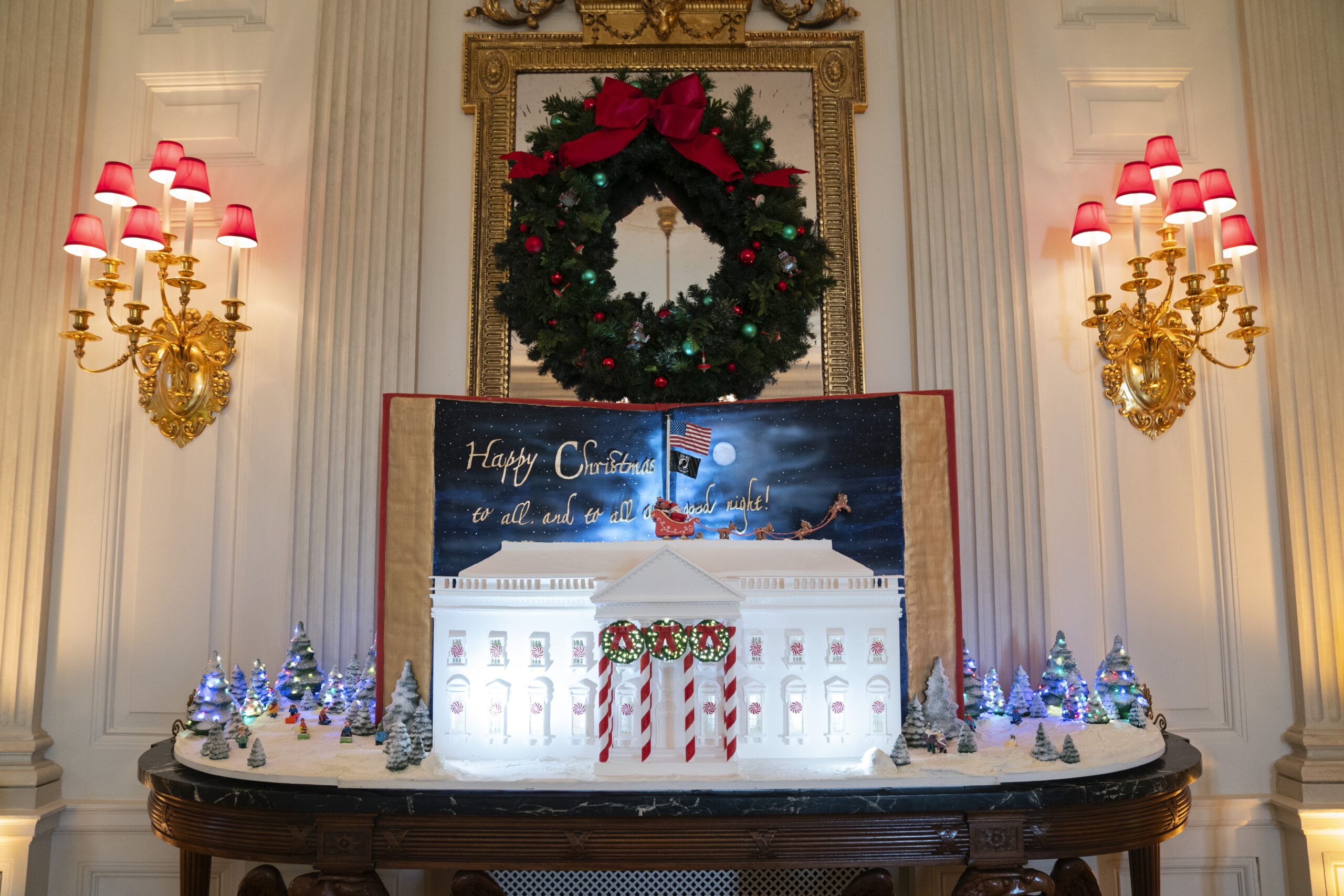 White House Holidays Παραμυθένιο σκηνικό στον Λευκό Οίκο: Στολίστηκε με 98 χριστουγεννιάτικα δέντρα και σχεδόν 34.000 στολίδια (εικόνες)