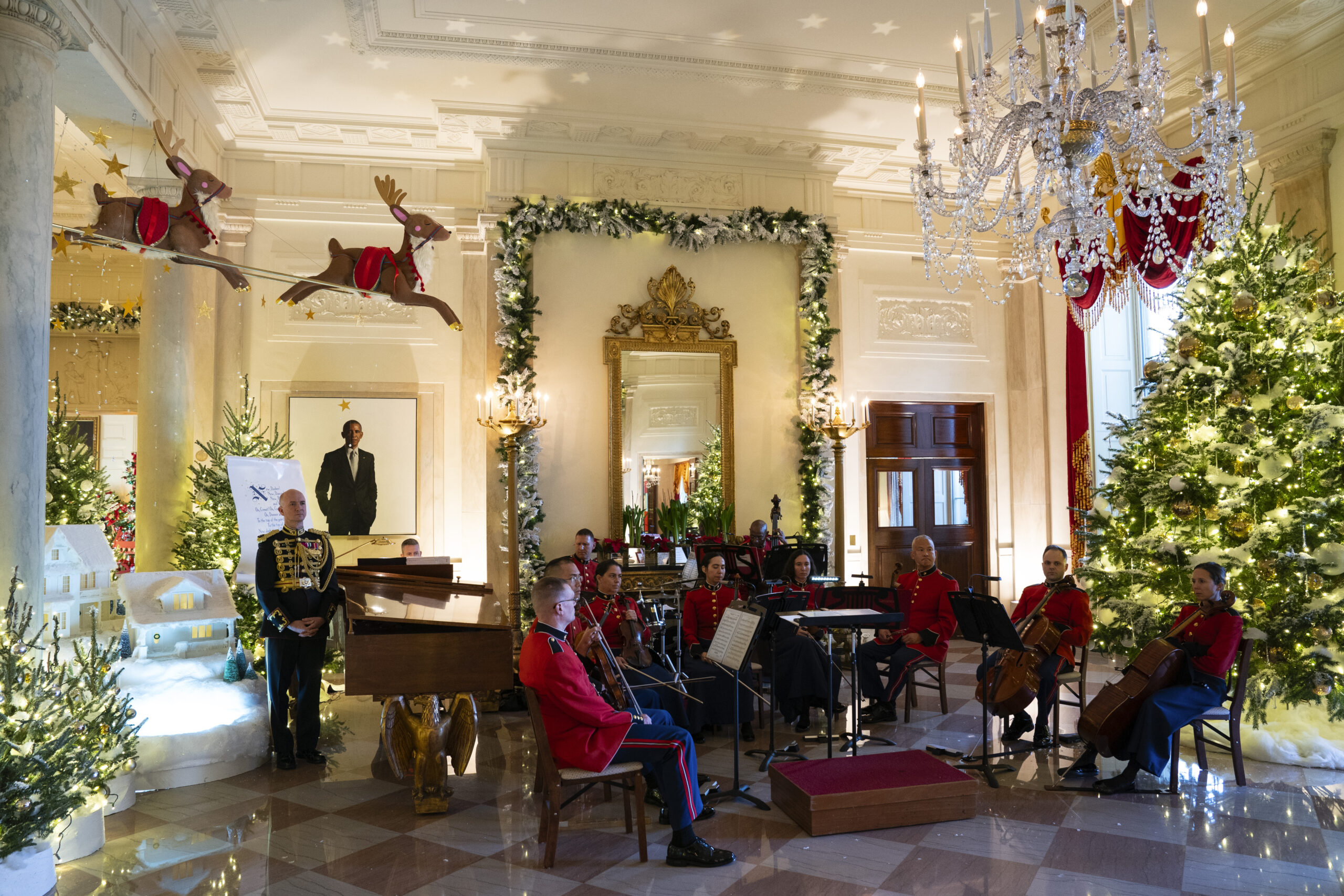 White House Holidays Παραμυθένιο σκηνικό στον Λευκό Οίκο: Στολίστηκε με 98 χριστουγεννιάτικα δέντρα και σχεδόν 34.000 στολίδια (εικόνες)