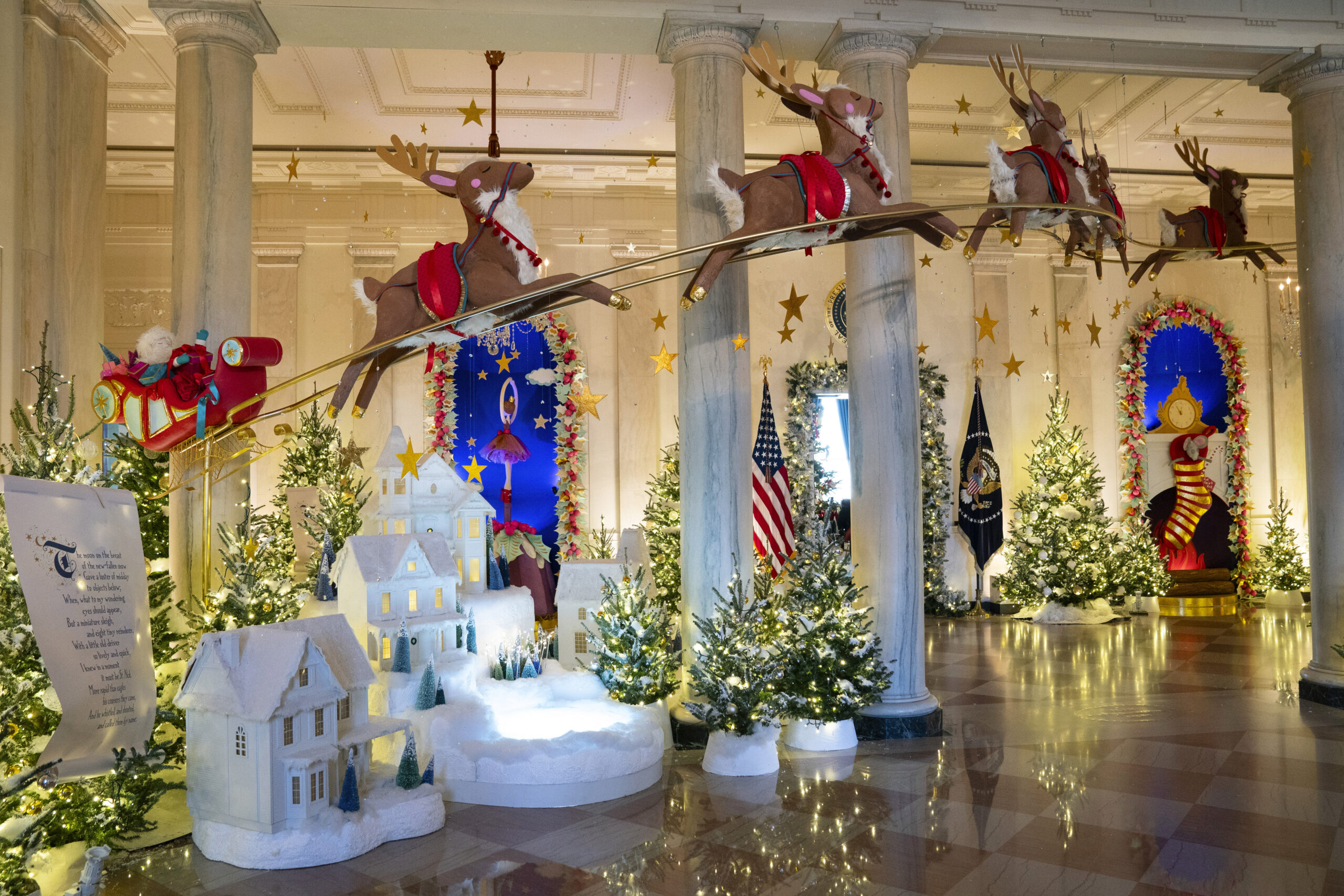 Παραμυθένιο σκηνικό στον Λευκό Οίκο: Στολίστηκε με 98 χριστουγεννιάτικα δέντρα και σχεδόν 34.000 στολίδια (εικόνες)