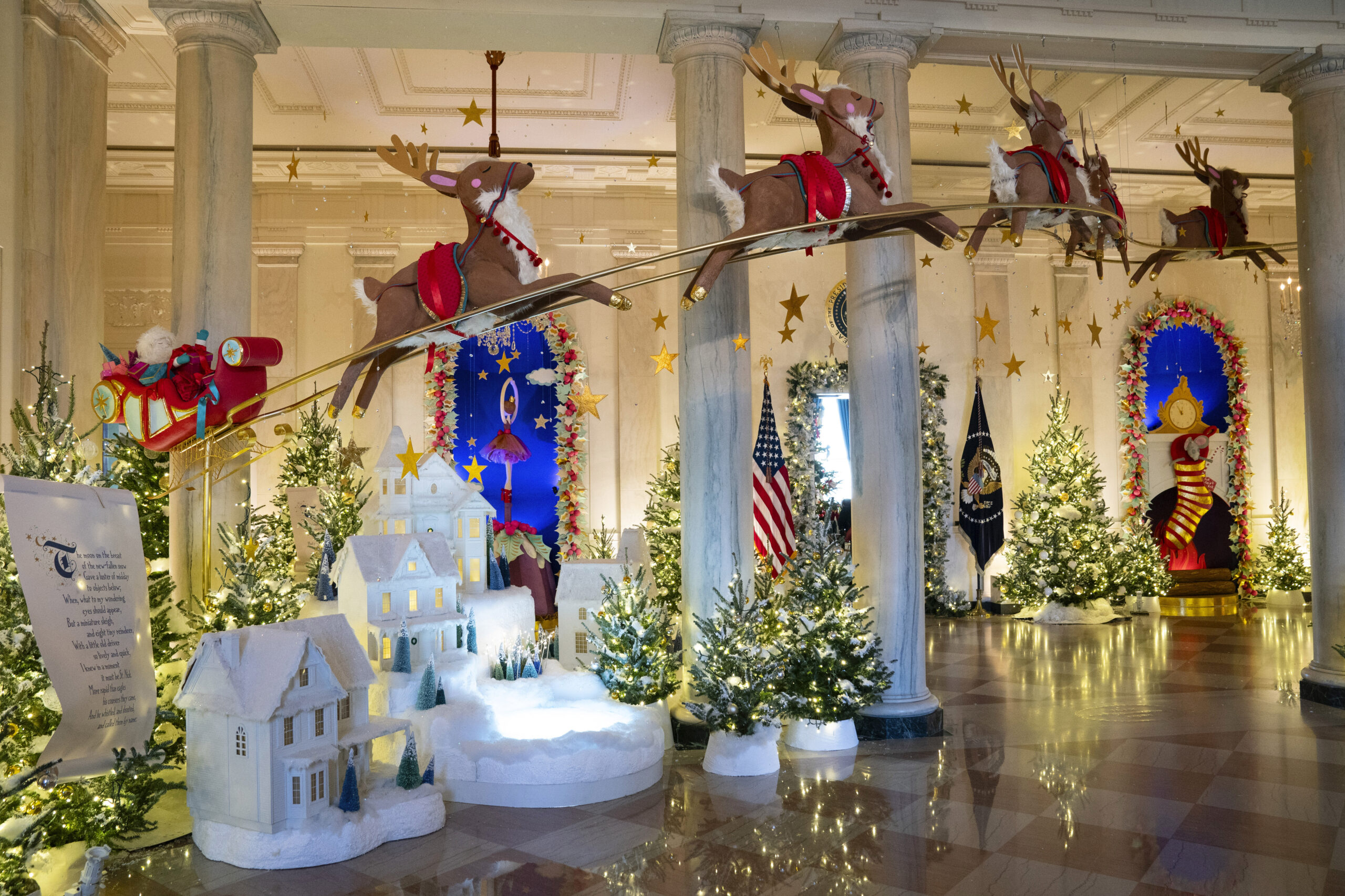 White House Holidays Παραμυθένιο σκηνικό στον Λευκό Οίκο: Στολίστηκε με 98 χριστουγεννιάτικα δέντρα και σχεδόν 34.000 στολίδια (εικόνες)