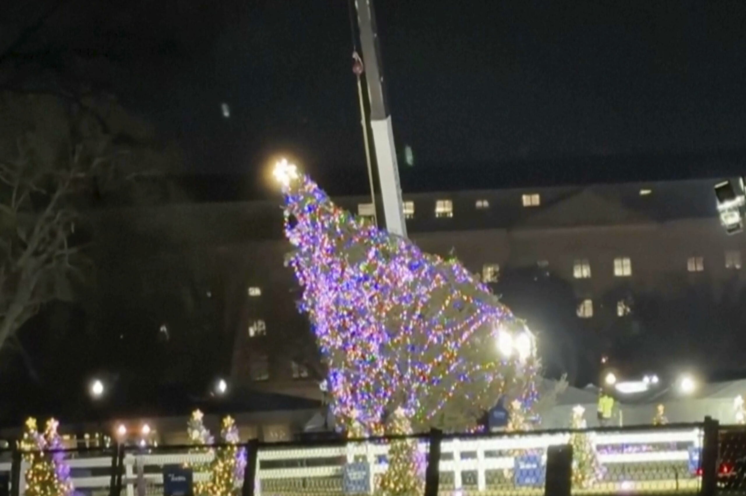 Ισχυροί άνεμοι έριξαν το χριστουγεννιάτικο δέντρο μπροστά από τον Λευκό Οίκο
