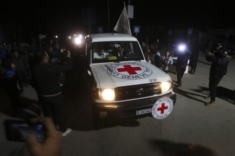 Η Χαμάς απελευθέρωσε 14 ομήρους, δέκα Ισραηλινούς και τέσσερις Ταϊλανδούς – Aνάμεσα τους γυναίκες και παιδιά