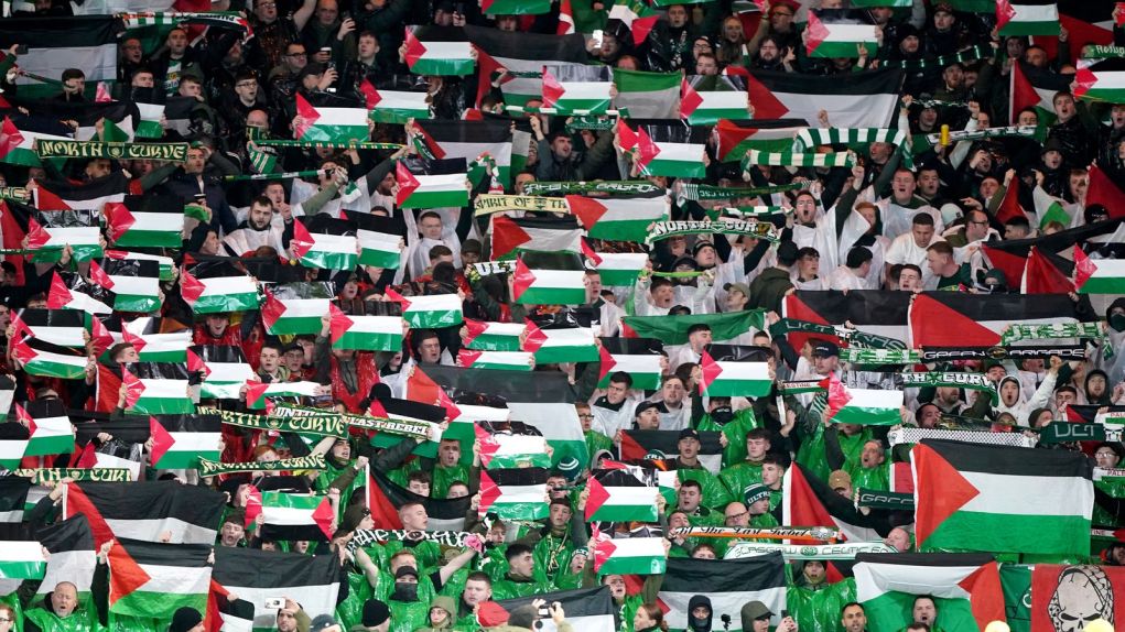 Η Σέλτικ ανέστειλε τη συνδρομή οπαδών που σήκωσαν παλαιστινιακές σημαίες