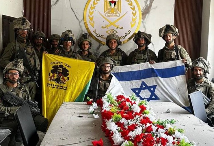 Ισραηλινοί στρατιώτες φωτογραφίζονται στο αρχηγείο της στρατιωτικής αστυνομίας της Χαμάς