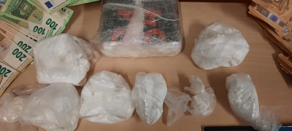 Συλλήψεις στο Ηράκλειο: Έκρυβαν κοκαΐνη σε εγκαταλελειμμένο κτίριο στο Λουτράκι – Στην κατοχή τους όπλα και 15.000 ευρώ