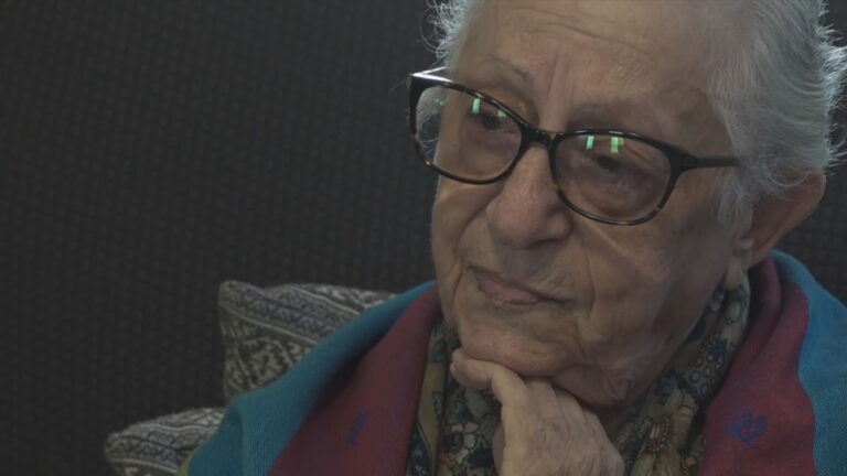 «Σκότωναν, έκαιγαν τον κόσμο ζωντανό» – Η 80χρονη Μαζάλ περιγράφει στην ΕΡΤ τις στιγμές, όταν τρομοκράτες της Χαμάς εισέβαλαν στο σπίτι της
