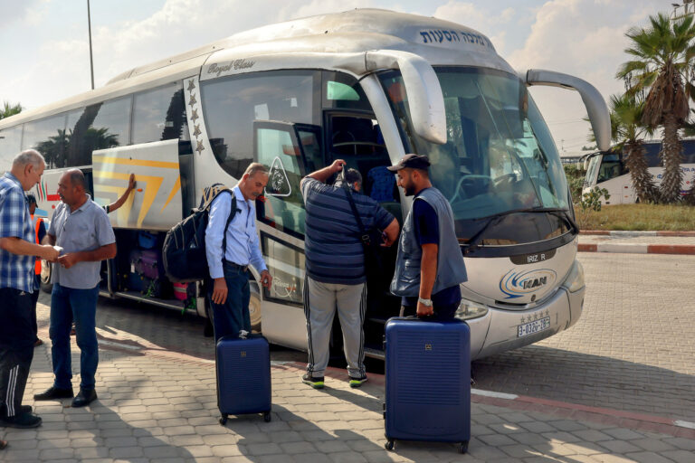 Δύο λεωφορεία με 100 επιβάτες πέρασαν σήμερα το πέρασμα της Ράφα – Στην αναμονή άλλοι 300 ξένοι υπήκοοι