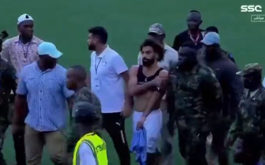 Αιγύπτιοι στρατιώτες προστάτεψαν τον Σαλάχ στο γήπεδο από εισβολείς (video)