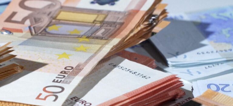 Σφίγγουν τα λουριά στους Services- Πρόστιμα μέχρι 500.000 ευρώ και… διαπόμπευση για τους παραβάτες