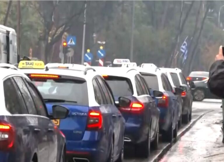 Θεσσαλονίκη: 24ωρη απεργία των ιδιοκτητών ταξί για το φορολογικό νομοσχέδιο