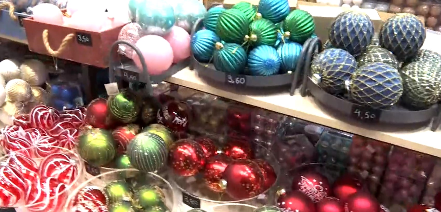 Θεσσαλονίκη: «Ζεσταίνεται» η αγορά των χριστουγεννιάτικων ειδών