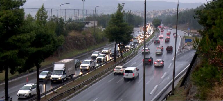 Βροχή και flyover έφεραν κυκλοφοριακό χάος στους δρόμους της Θεσσαλονίκης